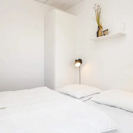 8 Person In Romo-by Traum